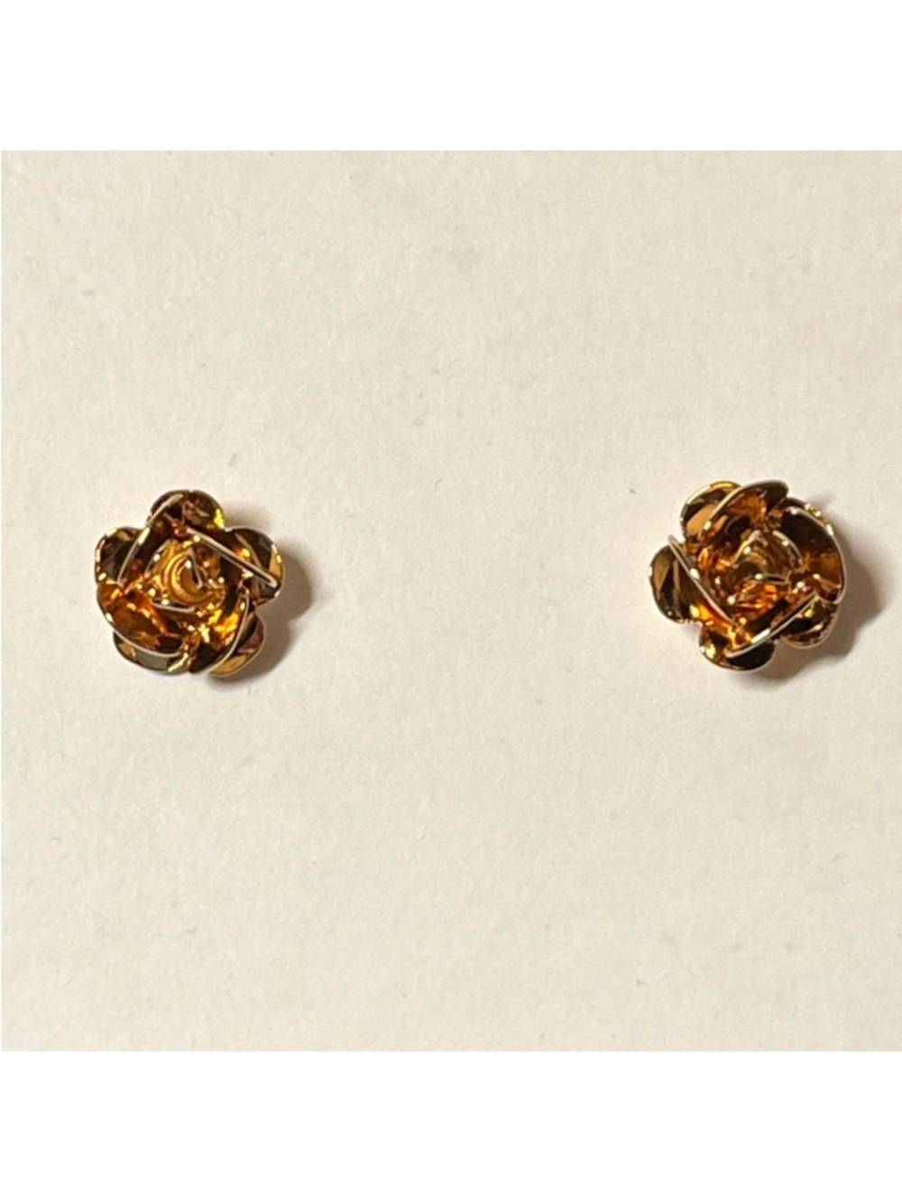 New vintage Avon Flower-shaped stud earrings. Gold-tone metal. 1970. Sweet studs